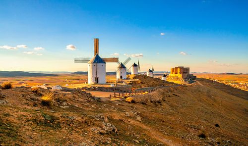 Moulins à vent espagnols et château médiéval à Consuegra - Espagne