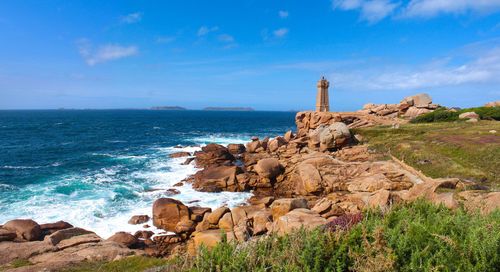 Le phare de Mean Ruz à Ploumanac'h sur la Cote de Granit Rose - Bretagne (France)